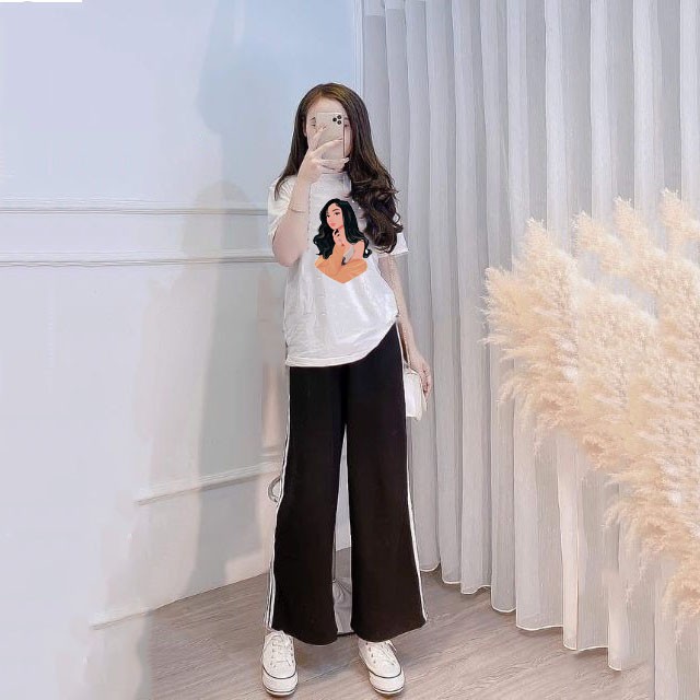 Bộ Quần Áo Mùa Hè Mix Giữa Áo Phông Ngắn Tay Màu Trắng In Cô Gái Da Nâu Cùng Quần Ống Rộng Culottes Suông Dài Màu Đen