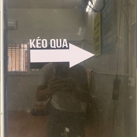 Sticker dán cửa kính ra - vào hướng dẫn kéo qua để mở dễ hiểu kt 20cm x 8cm