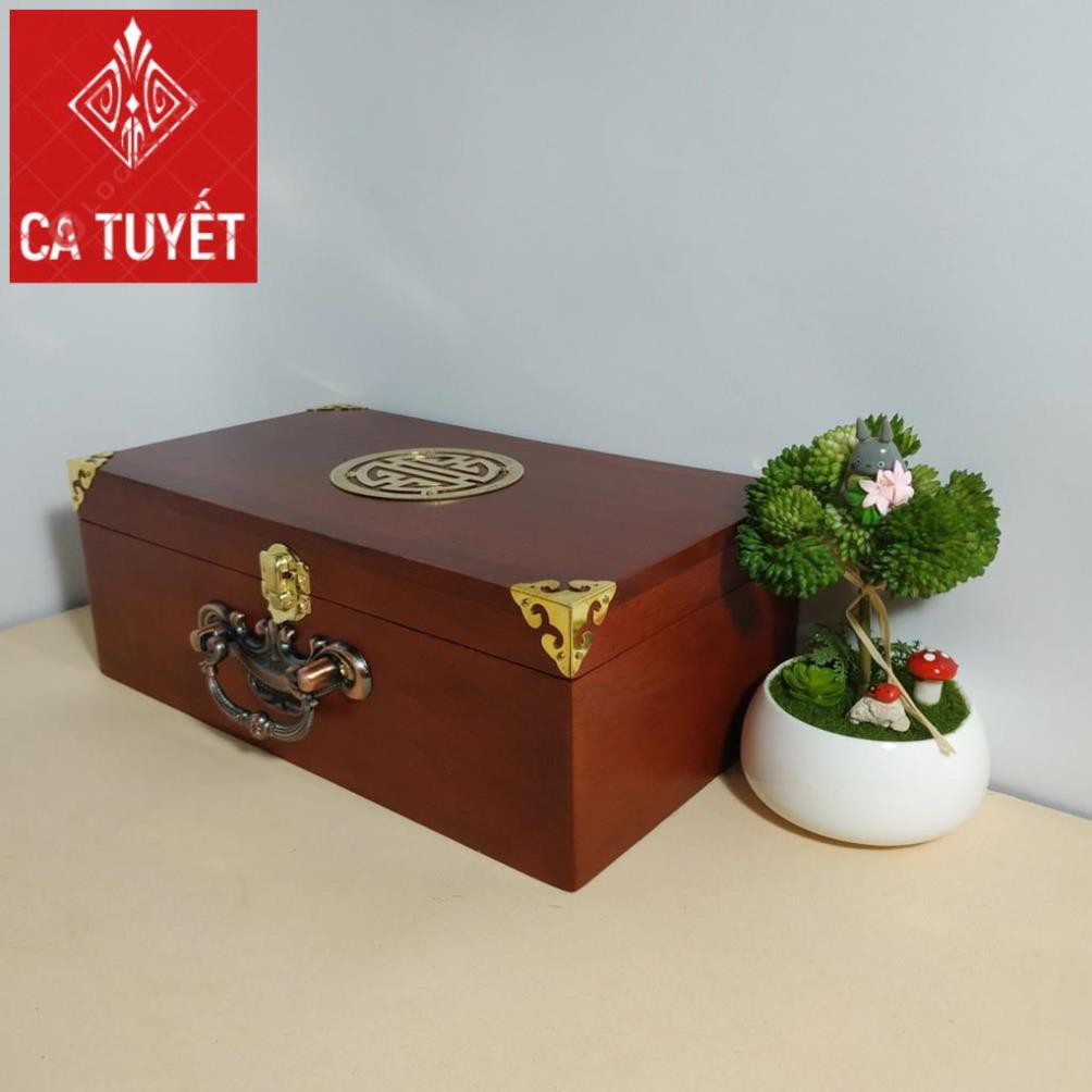 HỘP ĐỰNG TRANG SỨC, HỘP ĐỰNG CON DẤU CÔNG TY GỖ HƯƠNG MẶT GIÁP CHỮ THỌ VÀNG CÓ QUAI XÁCH BẰNG ĐỒNG