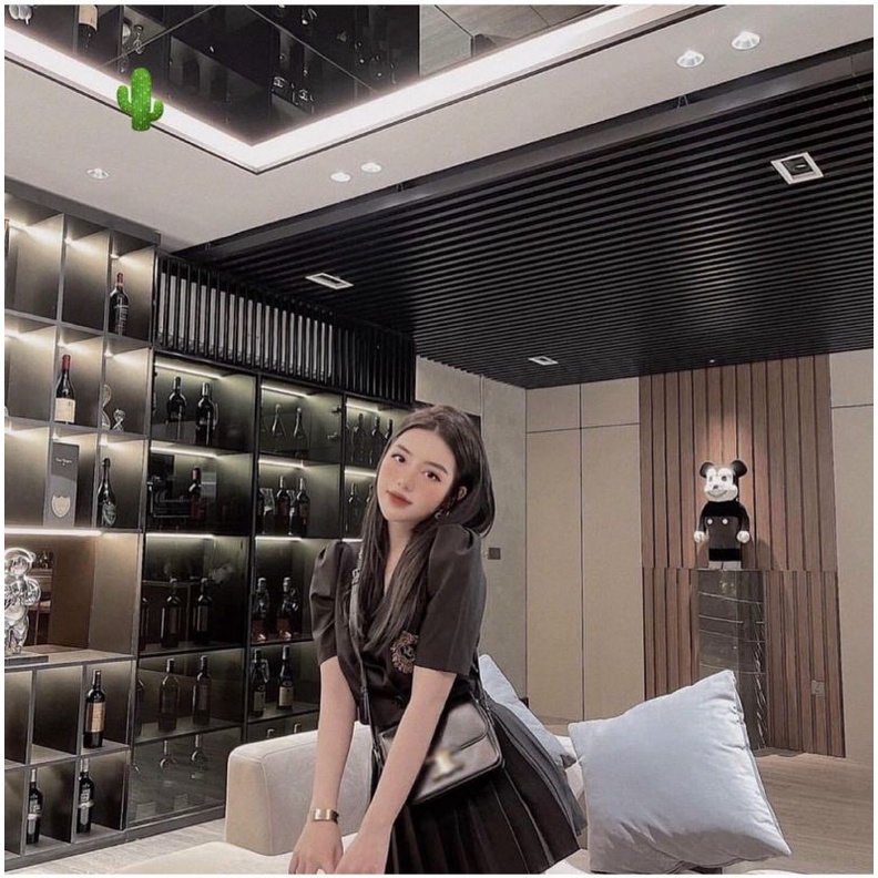 Set áo vét kiểu croptop thêu logo + chân váy xếp li