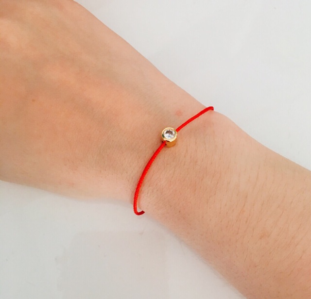 Vòng tay chỉ đỏ kim vàng titan [ Tặng hộp siêu xinh] - Thái lan [ Có trì chú] | BigBuy360 - bigbuy360.vn