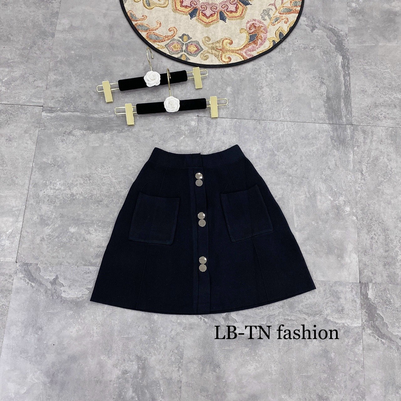 Chân váy len xoè cúc dọc ngắn dễ thương | BigBuy360 - bigbuy360.vn