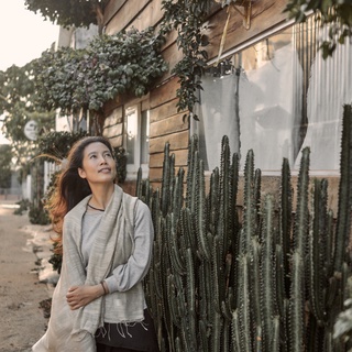 Khăn choàng nữ- 50% Silk 50% Linen  - Khăn dệt thủ công tại Việt Nam, nhuộm màu An toàn - Óng silk- Êm mềm, dầy vừa