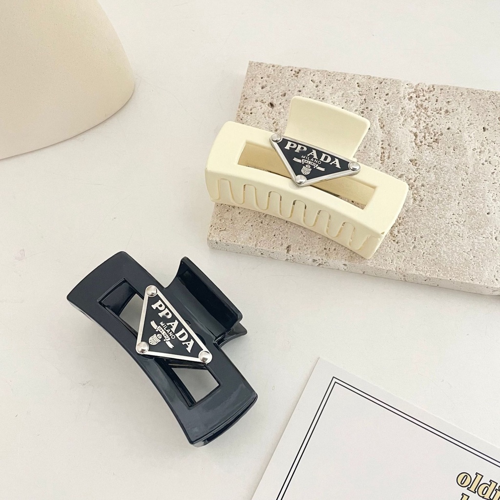 Kẹp tóc họa tiết logo thương hiệu thời trang hình tam giác dành cho nữ
