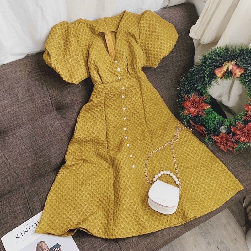 [Mã WASTMAY giảm 15% tối đa 30K đơn 150K] Đầm gấm vàng cổ V tay bồng | BigBuy360 - bigbuy360.vn