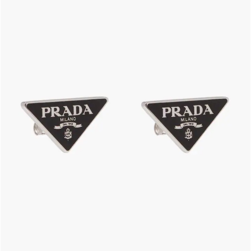 Khuyên tai hình logo thương hiệu Prada sành điệu