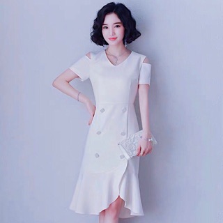 Đầm trắng đuôi cá 6 nút
