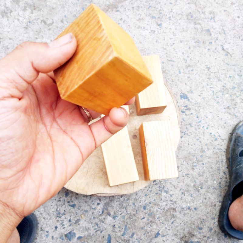 khối gỗ hình vuông 5 cm x 5 cm