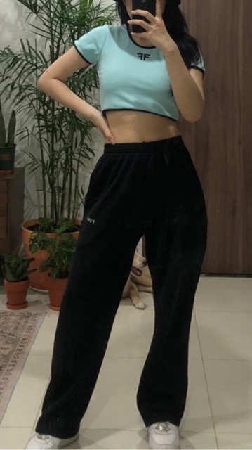 ÁO CROPTOP TAY NGẮN CỔ TRÒN MÀU XANH MINT THÊU LOGO FUNKY