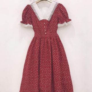 Váy đỏ xòe tim trắng