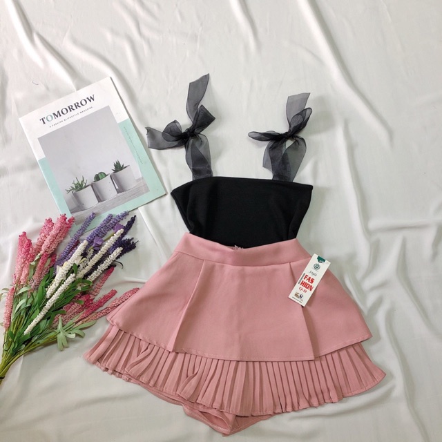 Sĩ set áo 2 dây ruy băng và chân váy xếp ly may kèm quần