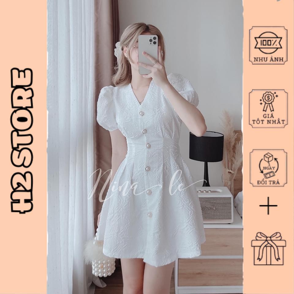 Váy trắng gấm cúc ngọc chun lưng sau cổ V tay bồng