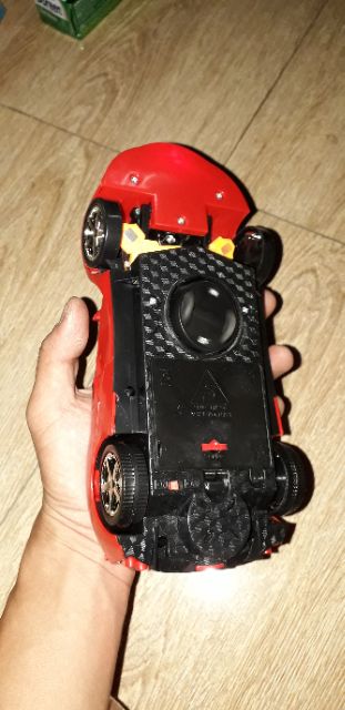 Xe mô hình chạy PIN bằng nhựa biến thành Robot có nhạc và đèn Led tặng kèm PIN