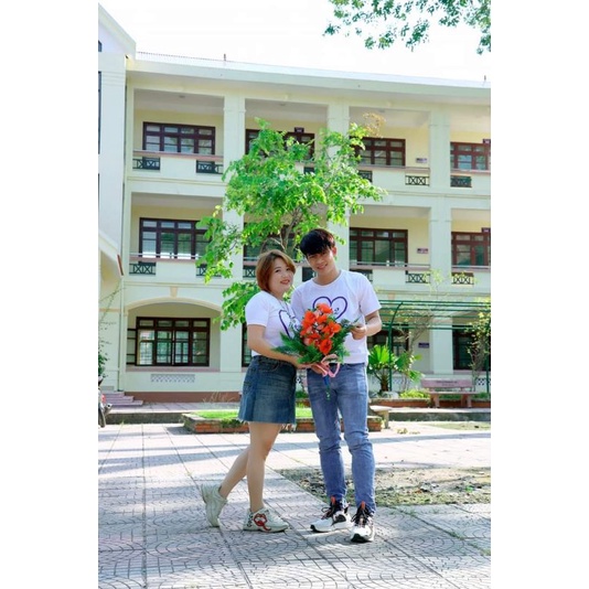 Bó hoa phượng cầm tay chụp ảnh