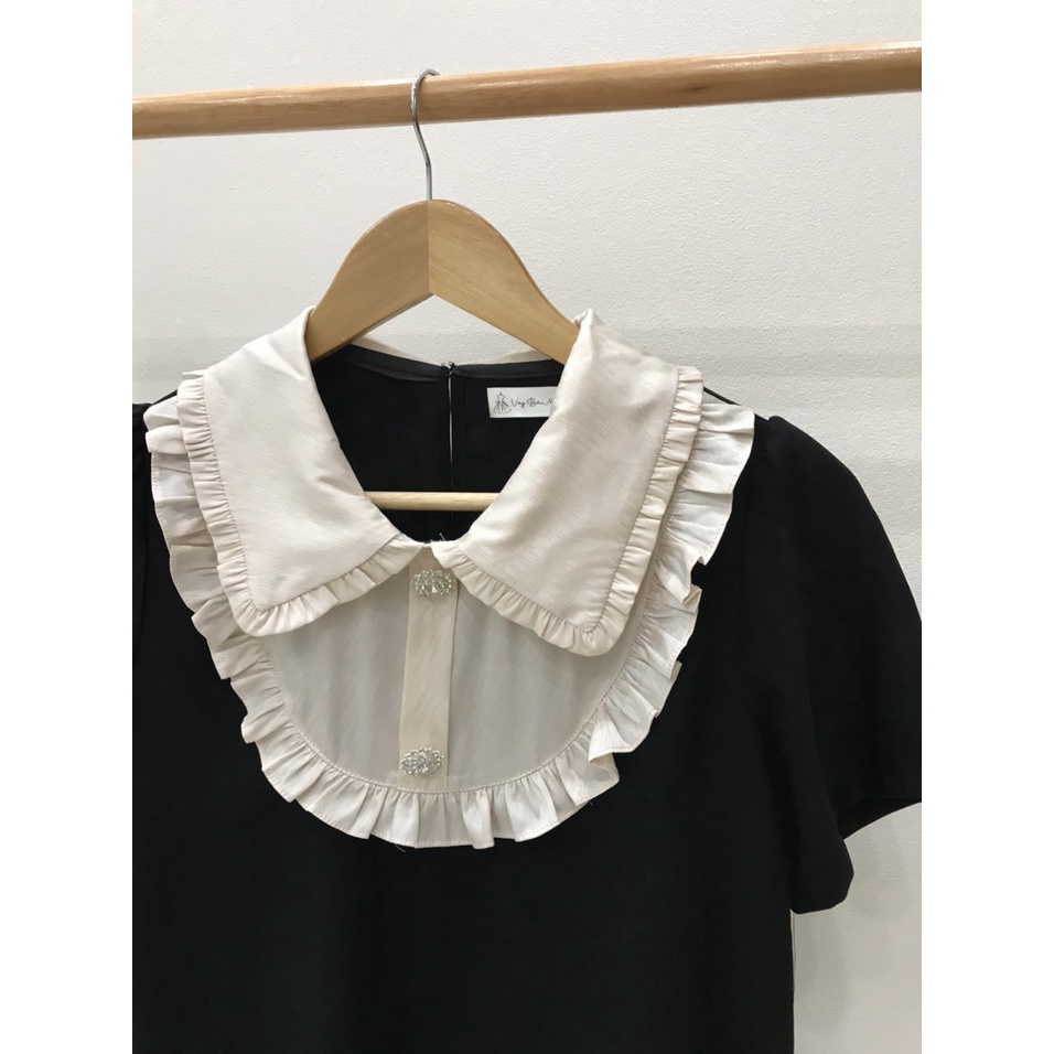 Váy bầu bigsize - Đầm bầu thiết kế GuMe màu Đen dáng suông Cổ Yếm Cúc Đá chất vải sạn lụa size từ 40-100kg MB223