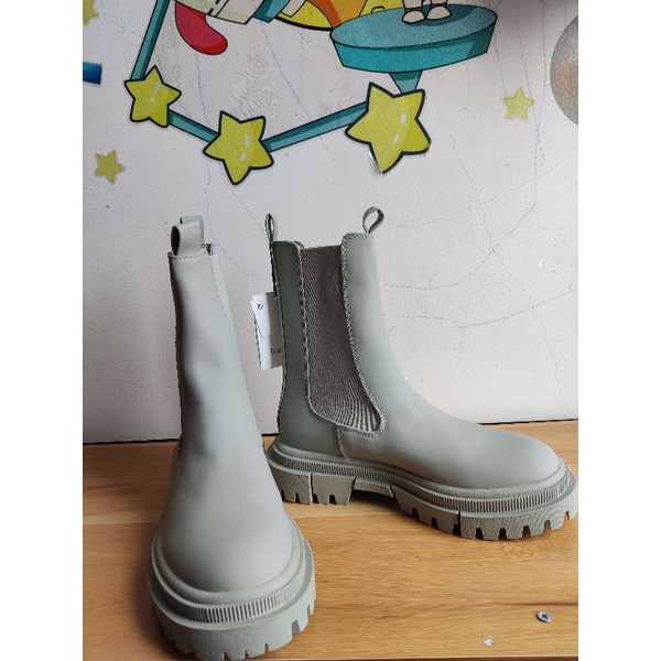 Giày boot Bershka size 35 đế bằng