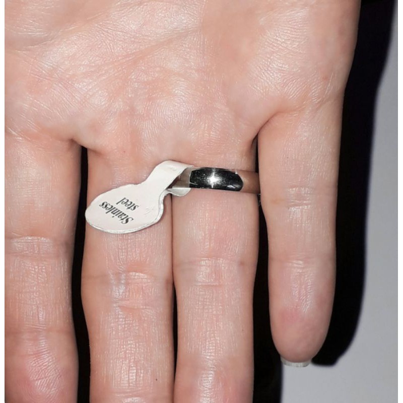 Một chiếc nhẫn inox cao cấp có đính đá bản 2 ly rất đẹp