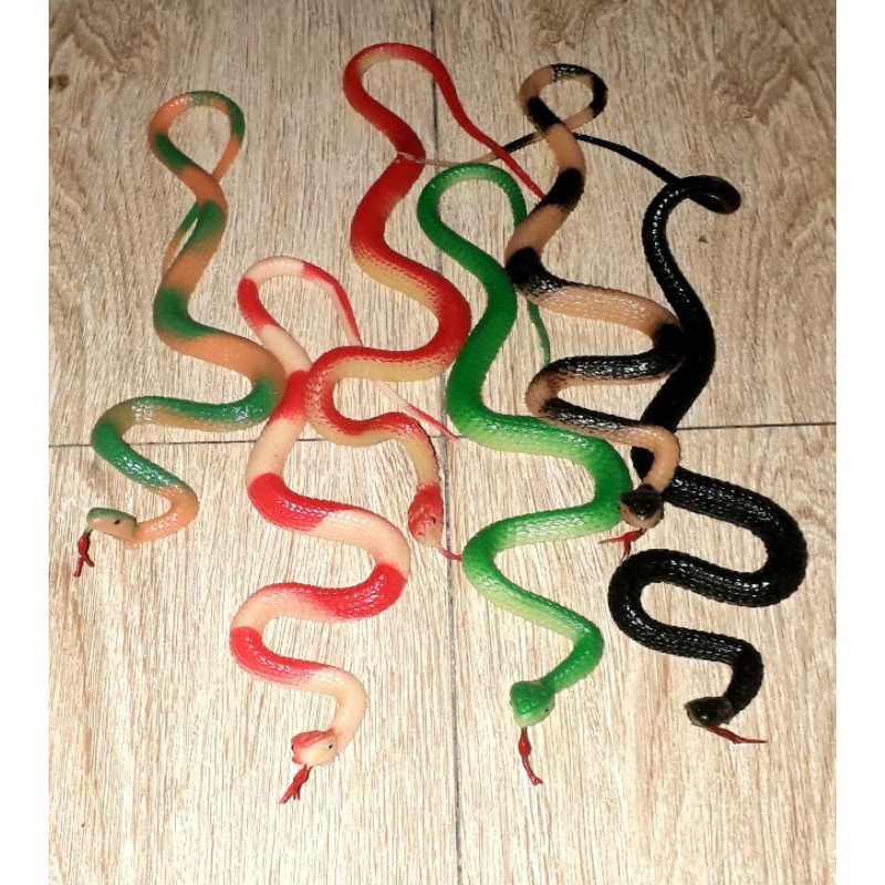 Một con rắn bằng nhựa loại nhỏ dài 40cm