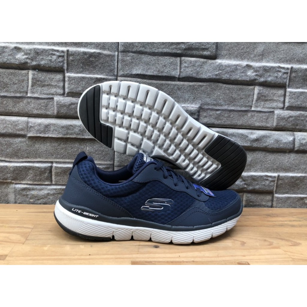 Giày Skechers chính hãng giá thơm