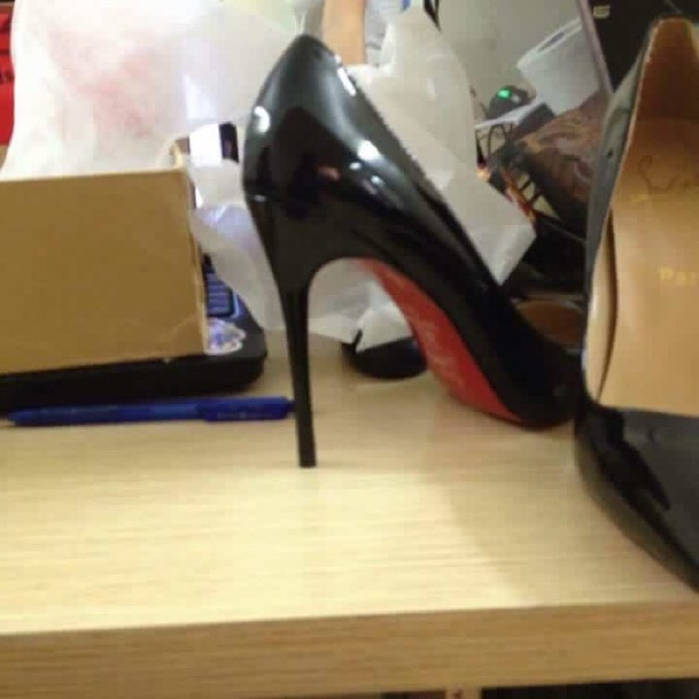 Giày cao gót mũi nhọn đen bóng