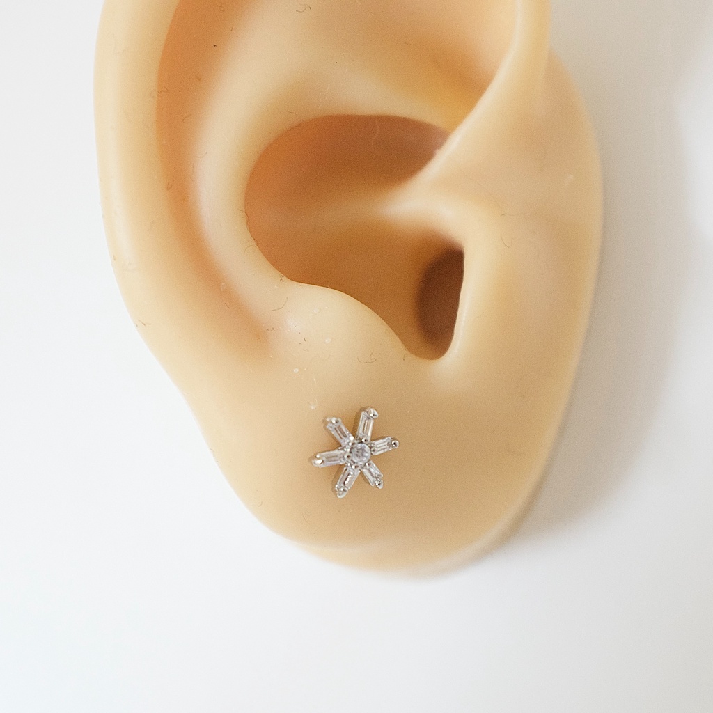 [1 Chiếc] Khuyên Tai Titan Hoa 6 Cánh Đá Trắng Unisex Màu Bạc Đuôi Bi Không Gỉ Sét Không Ngứa Bông Tai Julies Box 66