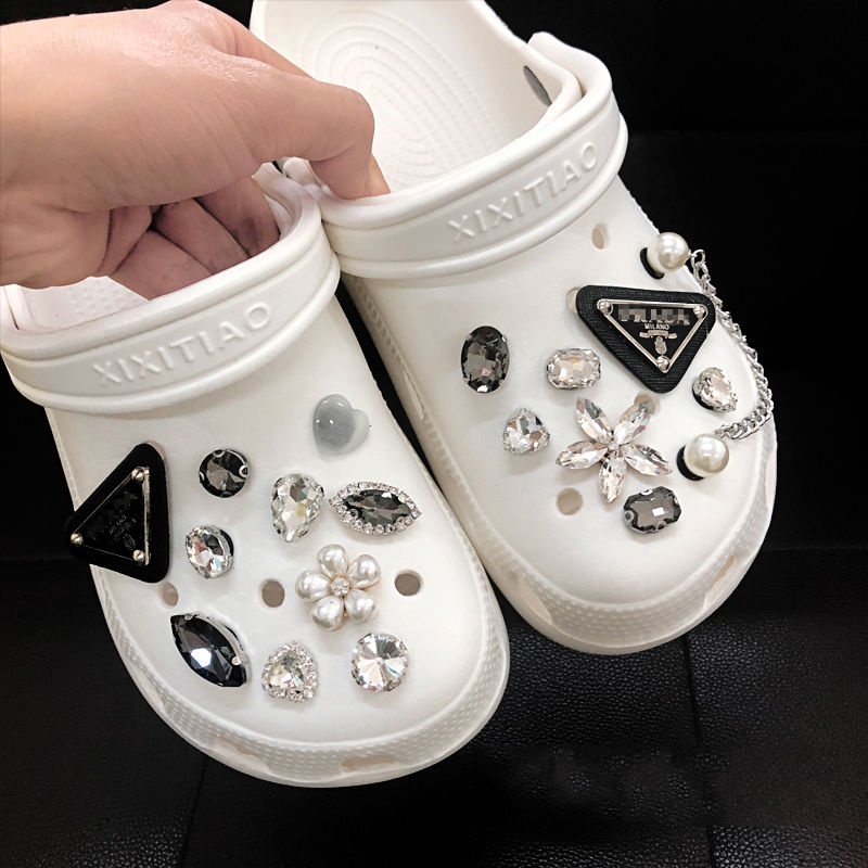 （Không phải giày）2022 Cho NữXăng đan Crocs  Phối Dây Xích Thời Trang