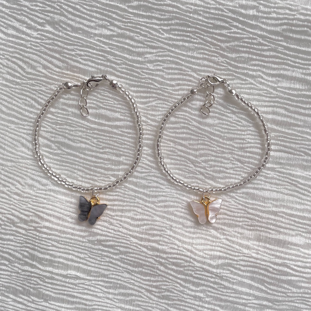Vòng handmade hạt trong lõi màu mặt bướm