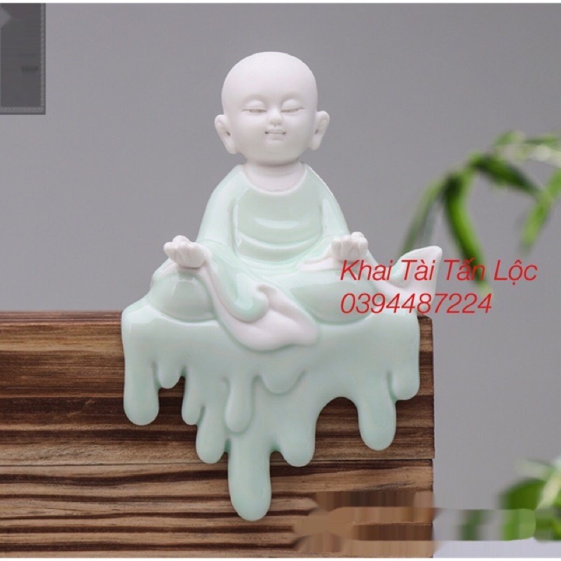 Bộ kệ gỗ cây Tùng đèn led và tượng chú tiểu ngồi xoè tay an nhiên