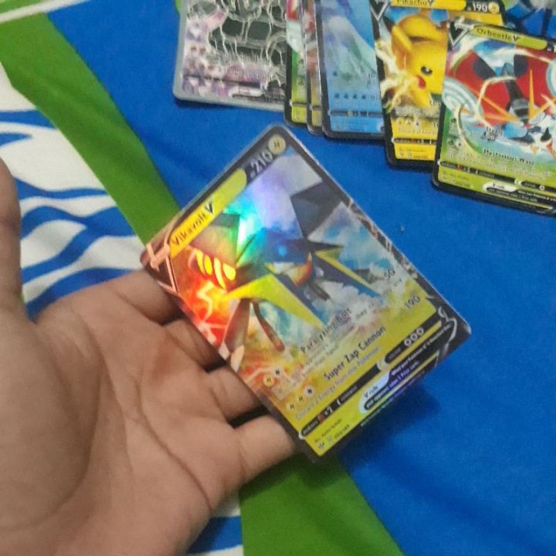 Thẻ Pokemon Vmax và thẻ Pokemon V