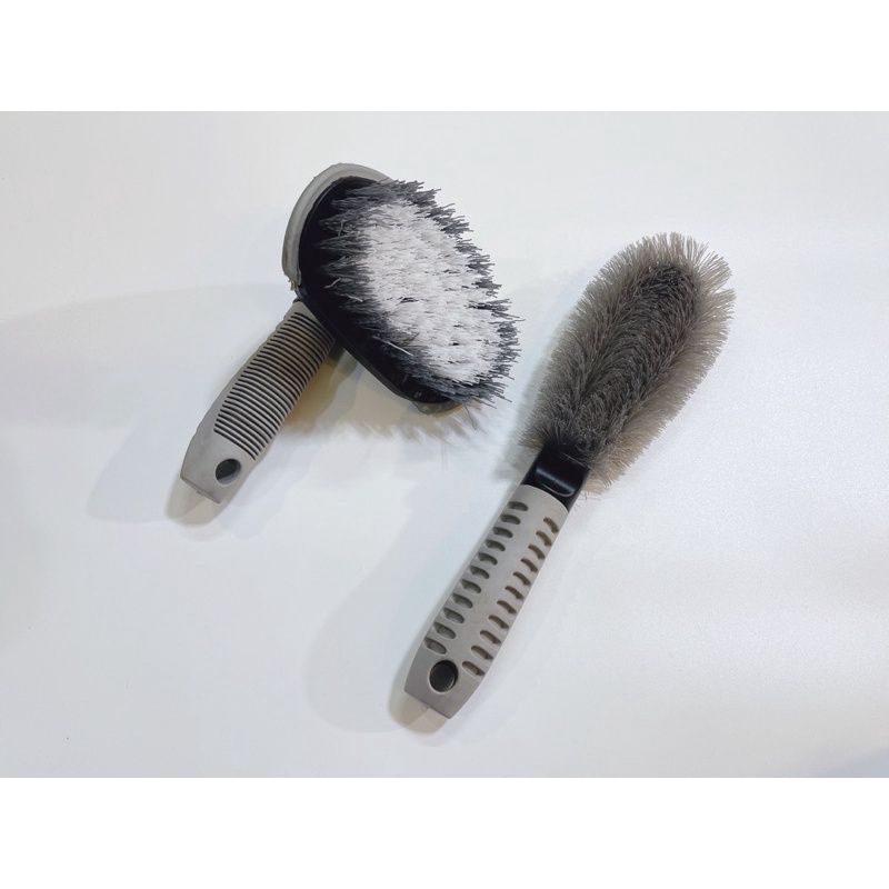 Bàn chải cọ rửa mâm xe, vỏ lốp xe máy và oto, thanh cầm chắc chắn bọc cao su chống trượt