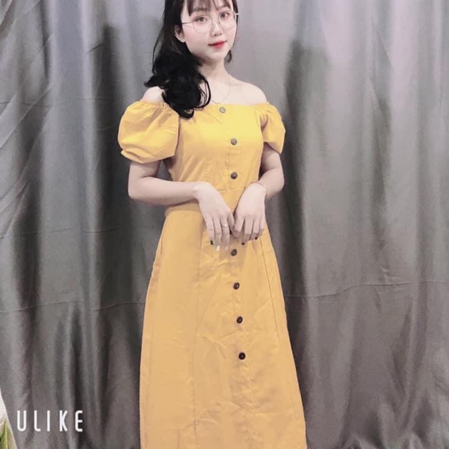 Đầm vàng phối nút