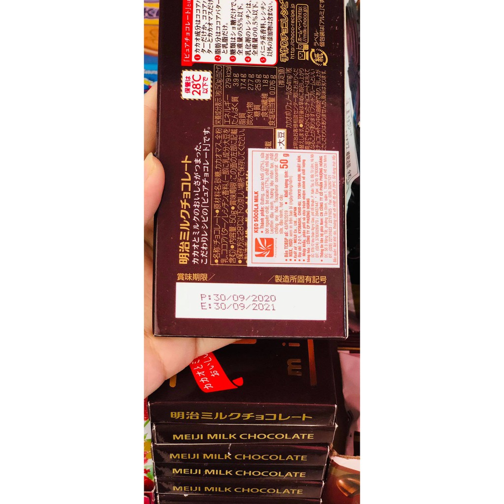 Meiji Chocolate 2 vị dâu và chocolate-Nhật Bản(Date 30/9/2021)