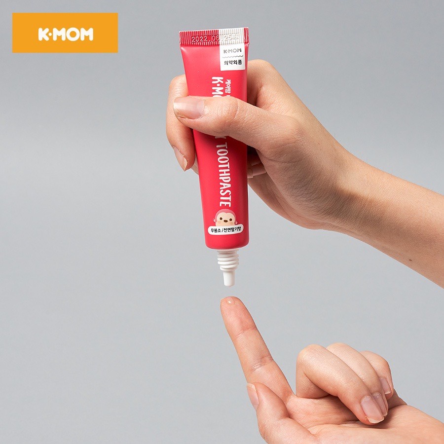 Kem đánh răng trẻ em KMom Hàn Quốc - Kem đánh răng nuốt được cho bé từ 6 tháng.
