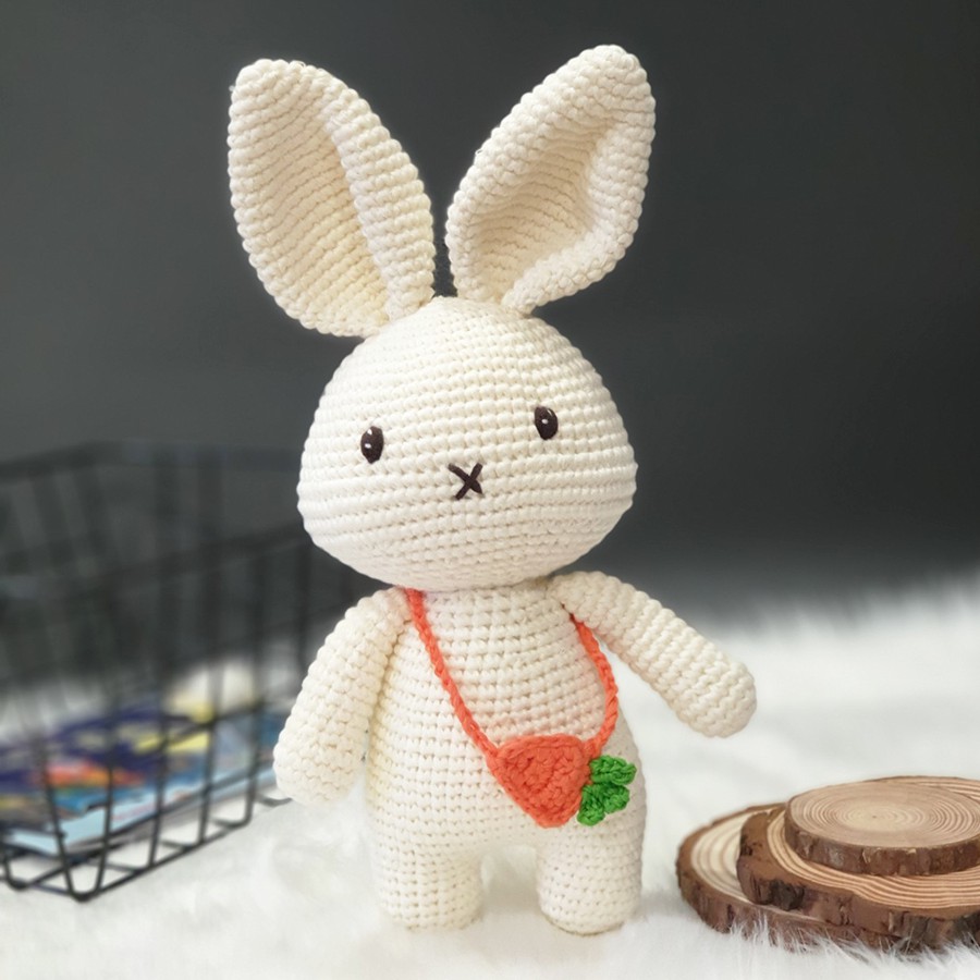 Gấu bông handmade cao cấp Amiu Việt Nam - Thỏ nhỏ đeo túi carot handmade