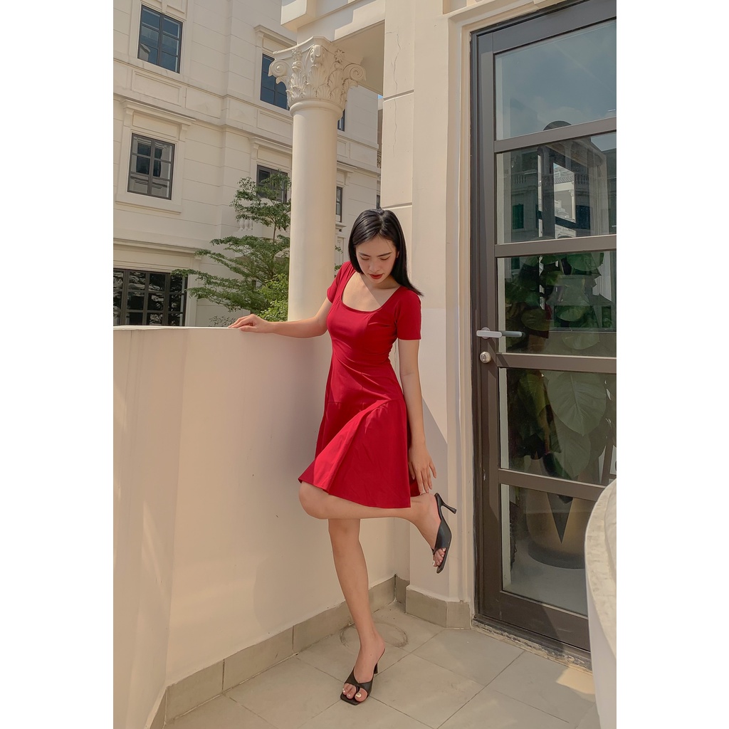 ĐẦM XOÈ CỔ VUÔNG