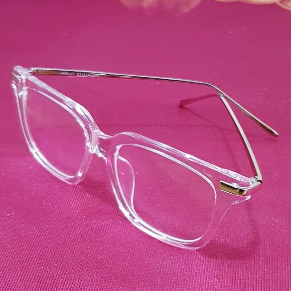 Mắt Kính Gọng Nhựa Trong Form Chữ Nhật Chân Nhiễn Màu Bạc