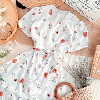 Đầm hoa trắng đỏ cổ V, nơ thắt ngang eo