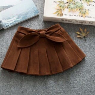 Chân váy xếp ly bé gái lưng bản lớn,phía sau lưng thun có chíp trong, chất vải tuyết mưa co dãn nhẹ, mềm mại thoáng mát