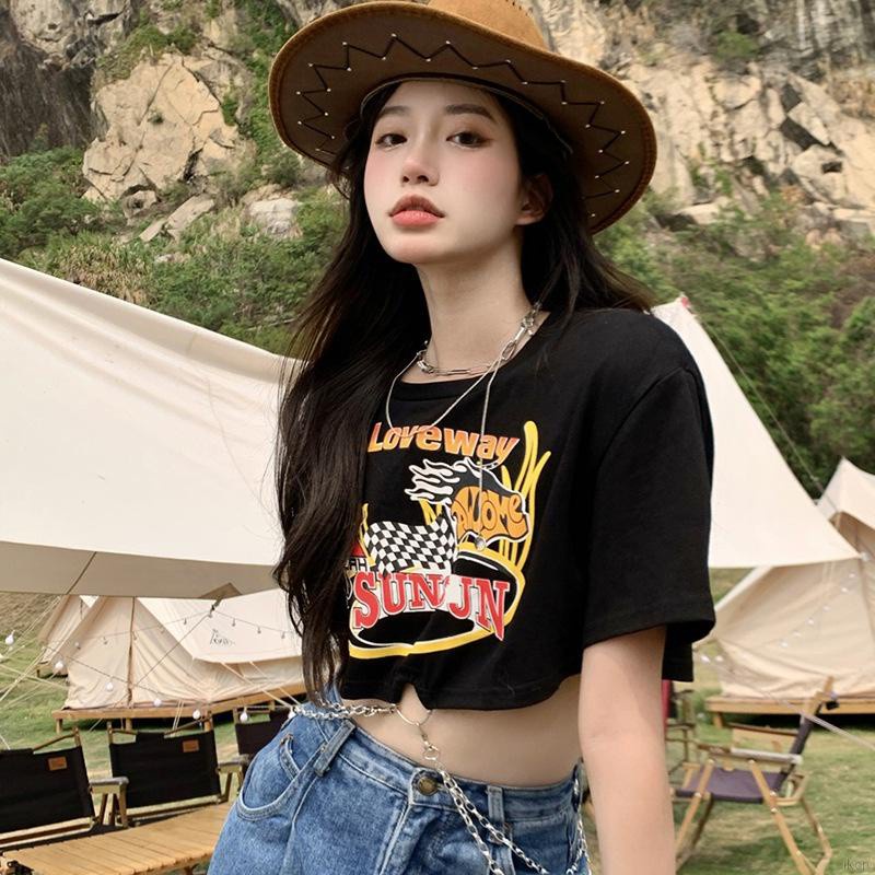 Áo croptop tay ngắn màu đen thiết kế dáng rộng thoải mái