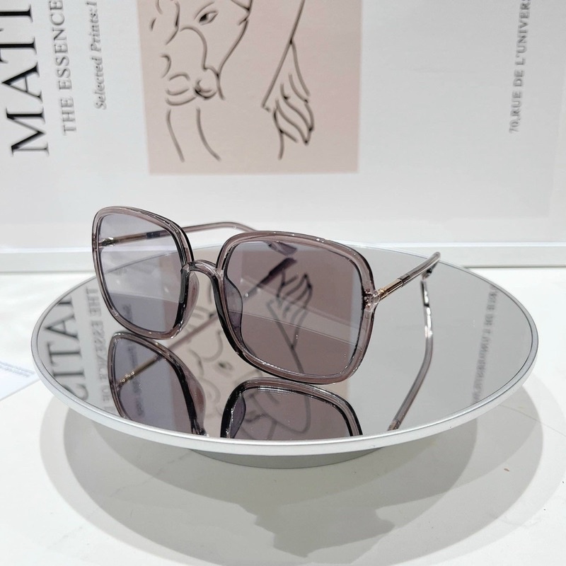 Kính Hiệu Vuông Dio R Màu Xám Tây Ombre