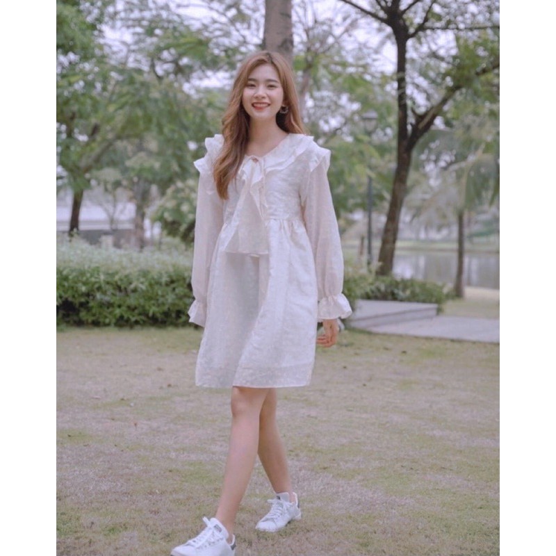 đầm bbd trắng hoa nổi tay loe cổ bèo nơ