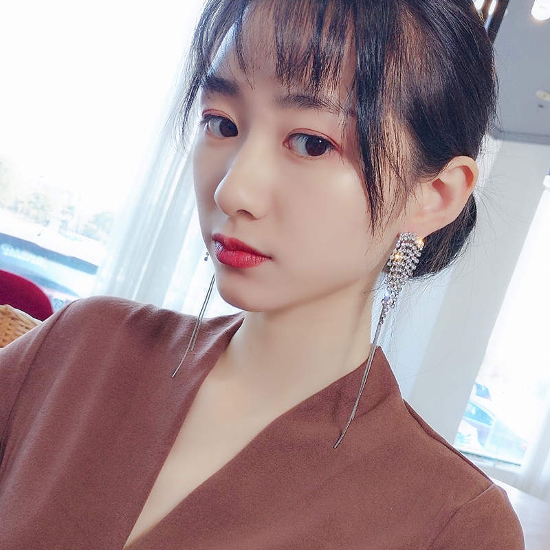 Khuyên tai dáng dài đính đá phối tua rua thời trang Hàn Quốc