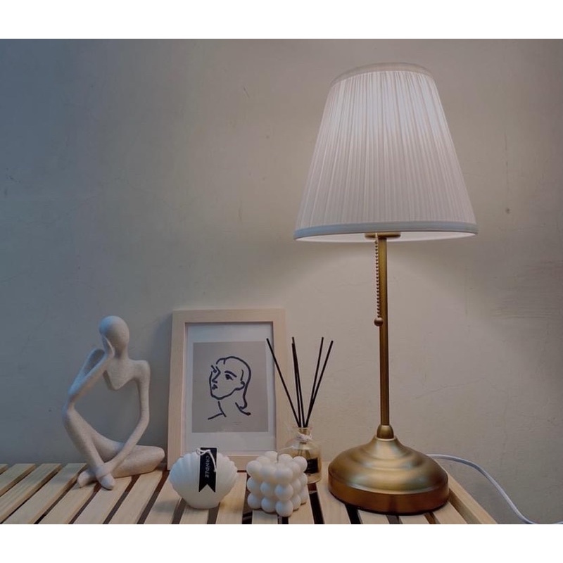 Đèn bàn đầu giường ngủ kiểu cổ điển IKEA ARSTID chưa bóng