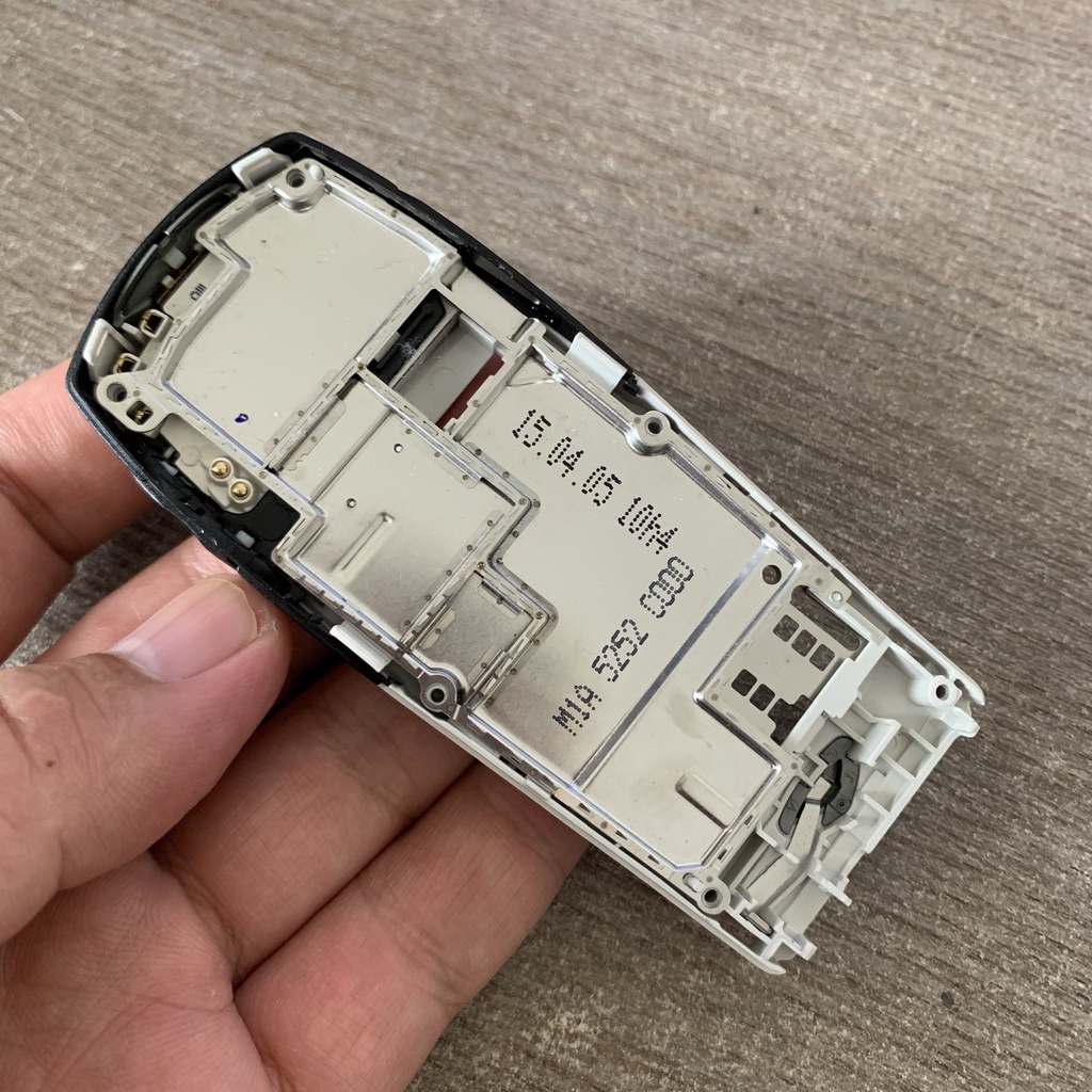 Khung sườn Nokia 6100 zin xịn chính hãng, dùng thay thế cho Nokia 6100 bể hỏng trầy xước. Chuẩn sưu tầm. ZIPOKA.