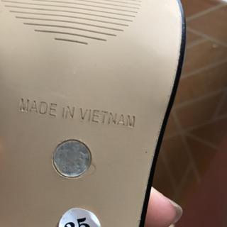 Shop làm ăn thiếu uy tín quá.khách đặt size nào thì giao size đó. Ko có thì thôi. Chứ có mấy lăm đồng mà bán cho khách nó mất uy. Mang tiếng cả shop. Đặt size 35 mà đem lấy bút gì tô lên dép che size 36 đi rồi đem dán size 35 lên. Làm ăn v thì ko dc r