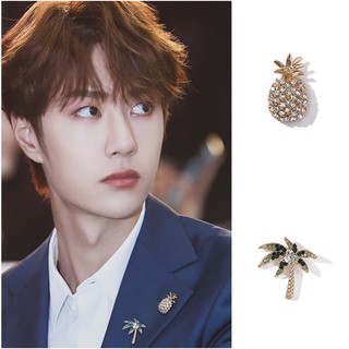 Cài áo dừa dứa Vương Nhất Bác