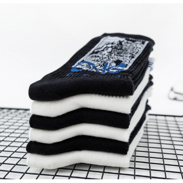 Vớ Tất hoạ tiết trắng đen cổ cao Nam Nữ phong cách thể thao, năng động.