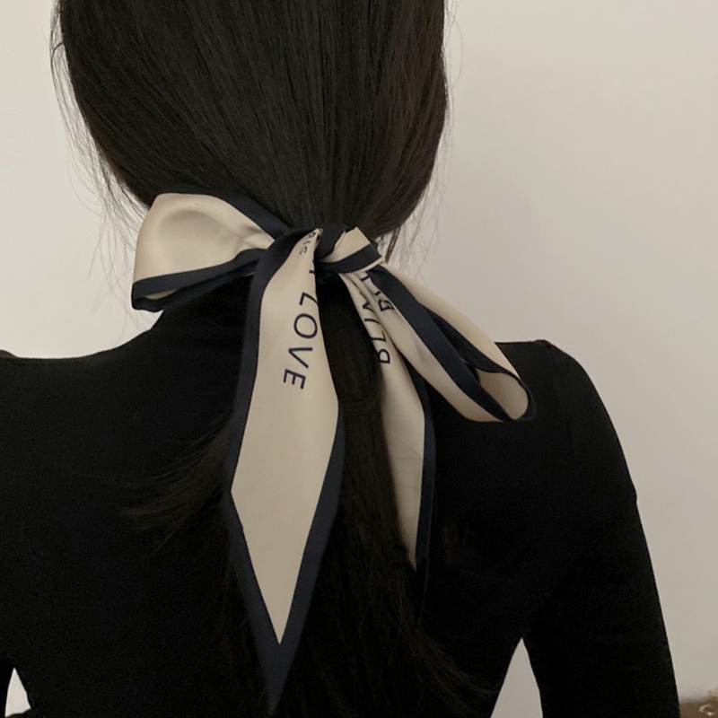 Khăn Satin Dài In Chữ Phối Màu Tương Phản Phong Cách Vintage