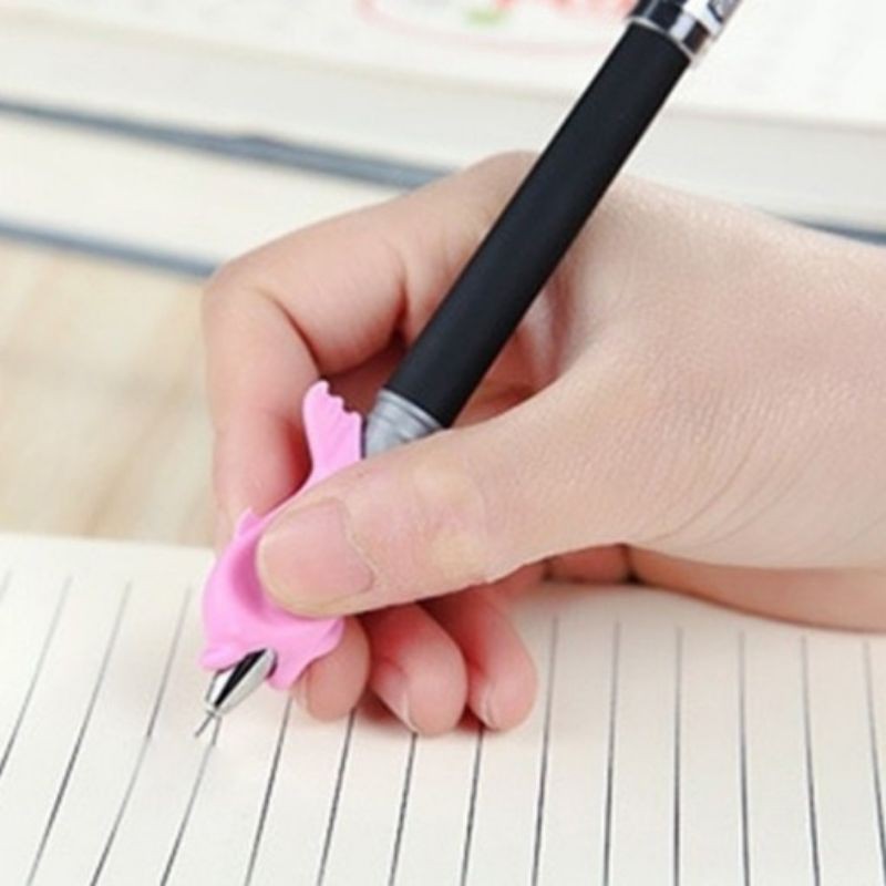 Đệm bút tập viết cá heo thông minh cho bé giúp định hình tư thế cầm bút chuẩn