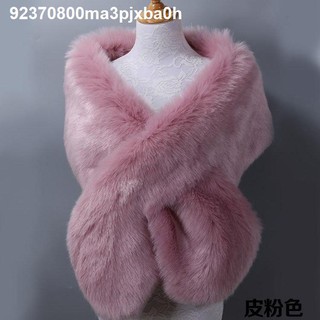 Khăn choàng lông giả cho cô dâu